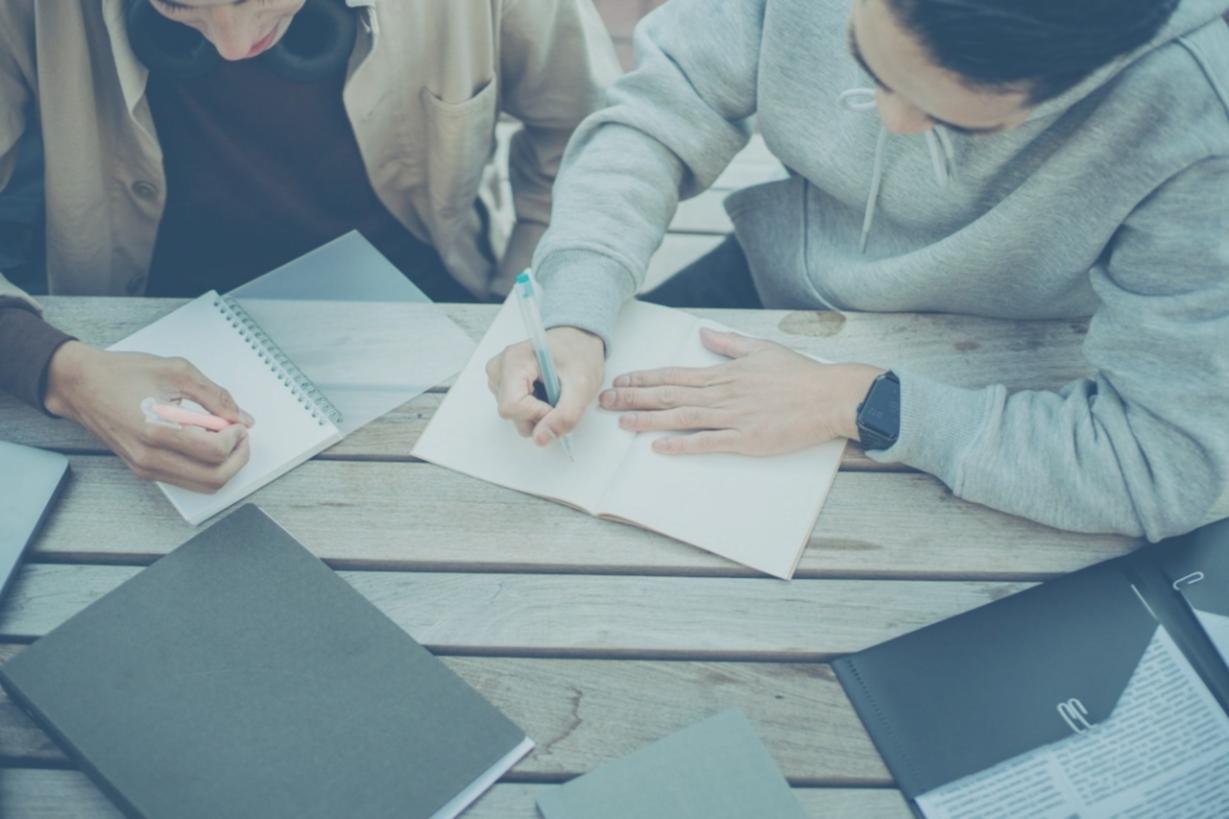 Infografika przedstawiająca kluczowe elementy strategii finansowej dla młodych przedsiębiorstw