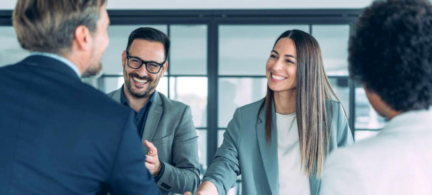 Studenci analizujący modele finansowe inwestycji w nieruchomości przy tablicy z wykresami przepływów pieniężnych