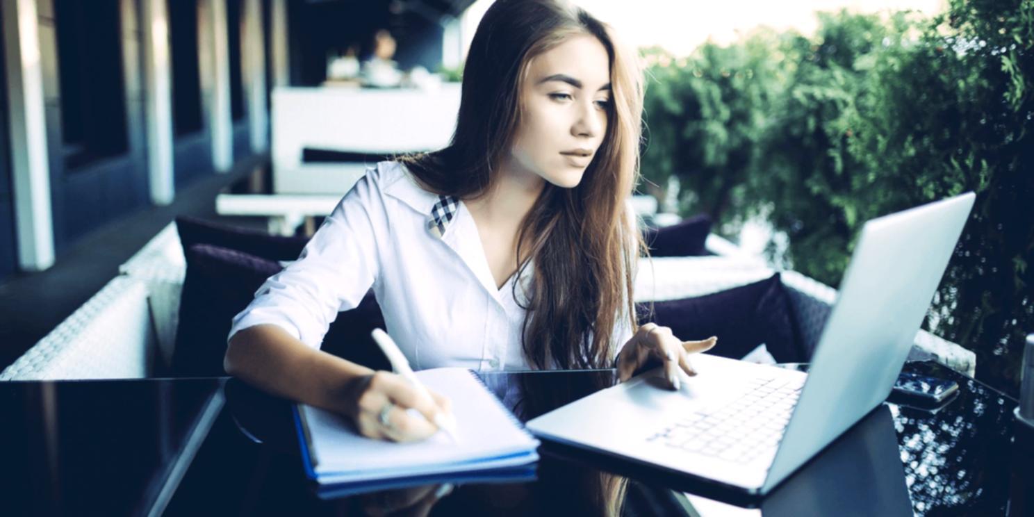 Uczestnicy warsztatu finansowego dla startupów analizują modele biznesowe